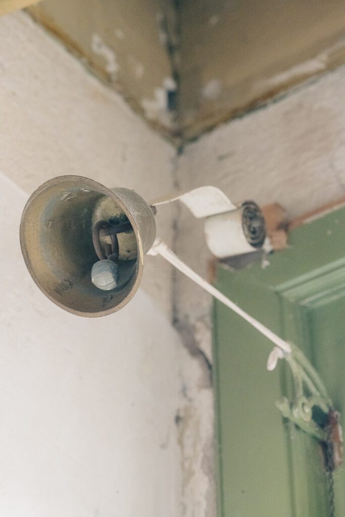 detail photo of original brass doorbell in a Nuenen monument