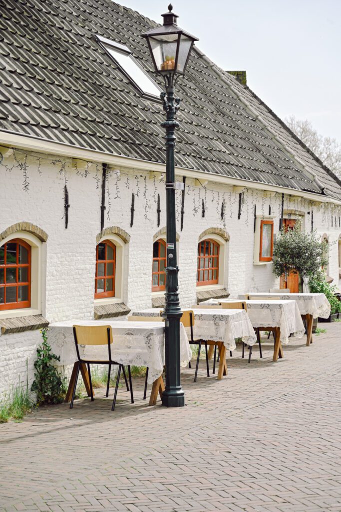 Good for loving: Dorpstraat Zoetermeer restaurant with lace tablecloths outdoors